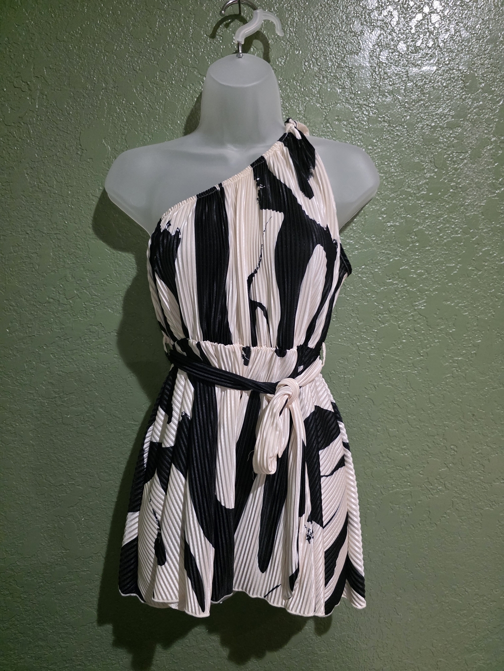 SHEIN Black and Cream One-Shoulder Pleated Dress with Waist Tie